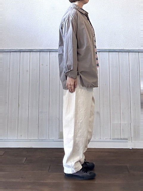 40sポプリンシャツ ライトグレー着用