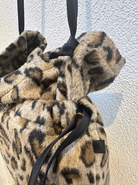 LEOPARD CONVERTIBLE BAG 口元