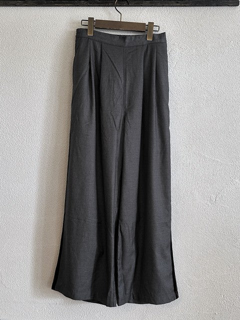 WHYTO. サイドベロアライン パンツ CHARCOAL 前