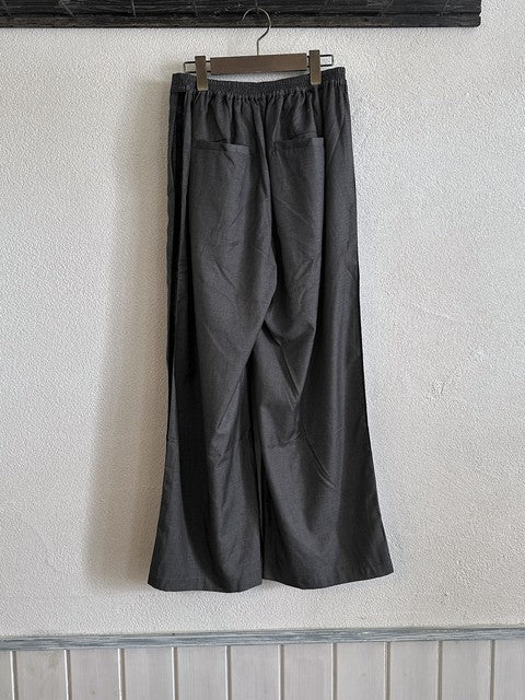 WHYTO. サイドベロアライン パンツ CHARCOAL 後ろ