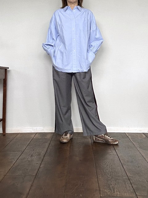 WHYTO. サイドベロアライン パンツ CHARCOAL モデル着用 正面