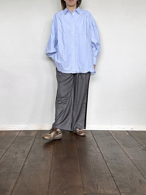 WHYTO. サイドベロアライン パンツ CHARCOAL モデル着用 正面
